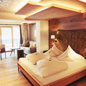 Zimmer mit Kingsize-Bett